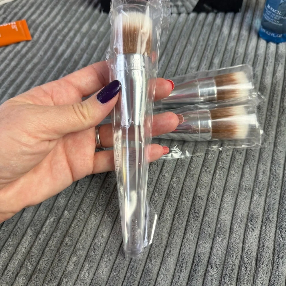 NEW Clinique Foundation Buff Brush - Makeup Brush
